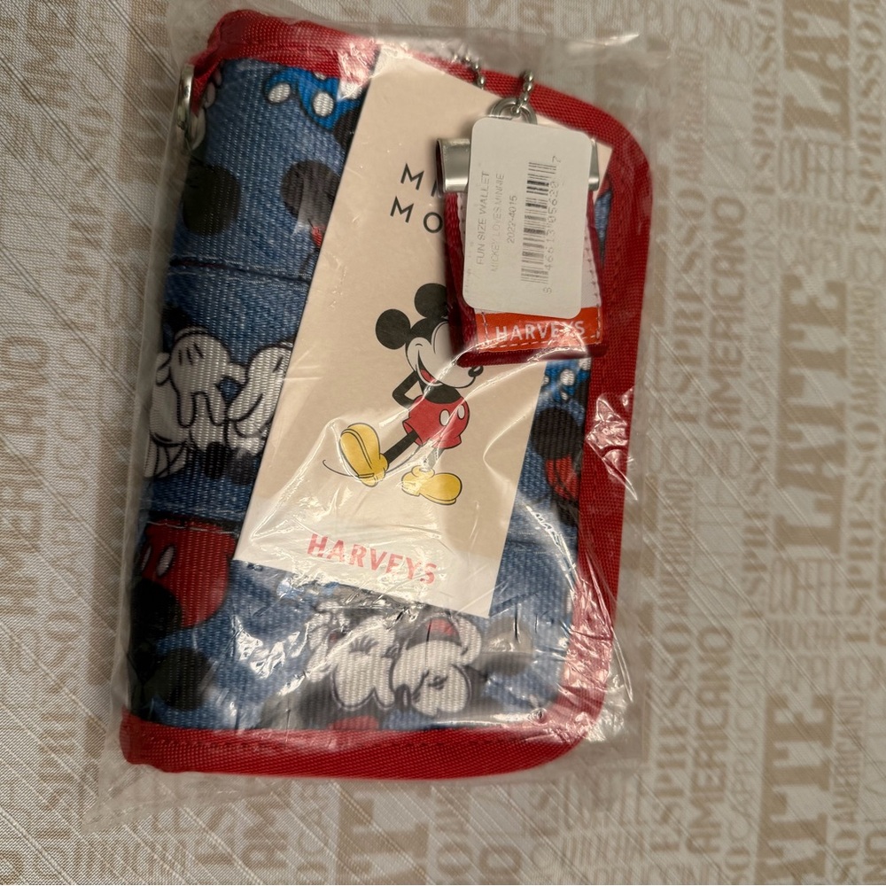 Harvey’s Seatbelt Mickey love Minnie fun size wallet❤️